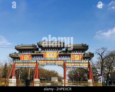 Peking, Peking, China. 21st. Februar 2022. Am 20. Februar 2022 begrüßt Peking das hochwertige Wetter, „Beijing Blue“ geht weiter, die Straßen und der Sommerpalast sind blauer Himmel, weiße Wolken flattern, und es ist wunderschön. Die Olympischen Winterspiele in Peking schlossen am selben Tag. (Bild: © SIPA Asia via ZUMA Press Wire) Stockfoto