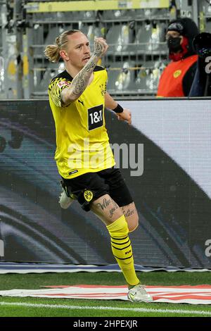 Dortmund, Deutschland. 20th. Februar 2022. Marius Wolf aus Dortmund feiert Torreigen beim Bundesliga-Spiel der ersten Liga zwischen Borussia Dortmund und Borussia Mönchengladbach in Dortmund, Deutschland, 20. Februar 2022. Quelle: Joachim Bywaletz/Xinhua/Alamy Live News Stockfoto