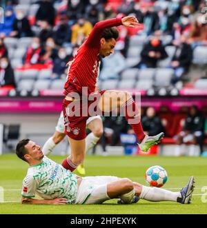 München, Deutschland. 20th. Februar 2022. Leroy Sane (Top) von Bayern München spielt mit Nick Viergever von Fürth während ihres Bundesliga-Spiels in München, Deutschland, am 20. Februar 2022. Quelle: Philippe Ruiz/Xinhua/Alamy Live News Stockfoto