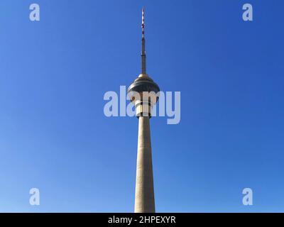 Peking, Peking, China. 21st. Februar 2022. Am 20. Februar 2022 begrüßt Peking das hochwertige Wetter, „Beijing Blue“ geht weiter, die Straßen und der Sommerpalast sind blauer Himmel, weiße Wolken flattern, und es ist wunderschön. Die Olympischen Winterspiele in Peking schlossen am selben Tag. (Bild: © SIPA Asia via ZUMA Press Wire) Stockfoto