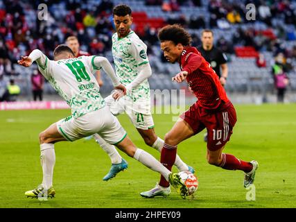 München, Deutschland. 20th. Februar 2022. Leroy Sane (R) von Bayern München spielt mit Marco Meyerhoefer (L) von Fürth während ihres Bundesliga-Spiels in München am 20. Februar 2022. Quelle: Philippe Ruiz/Xinhua/Alamy Live News Stockfoto