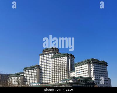 Peking, Peking, China. 21st. Februar 2022. Am 20. Februar 2022 begrüßt Peking das hochwertige Wetter, „Beijing Blue“ geht weiter, die Straßen und der Sommerpalast sind blauer Himmel, weiße Wolken flattern, und es ist wunderschön. Die Olympischen Winterspiele in Peking schlossen am selben Tag. (Bild: © SIPA Asia via ZUMA Press Wire) Stockfoto