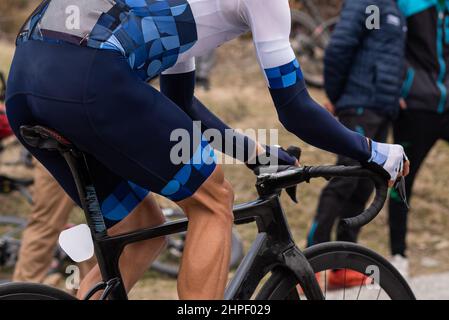 Rückansicht eines nicht erkennbaren Radfahrers bei maximaler Anstrengung während eines Rennens. Stockfoto