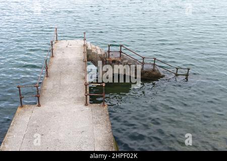 Treppe in der ria de bilbao mit Blick auf das Wasser Stockfoto