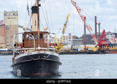 Der kohlebefeuerte Dampfschlepper Waratah aus dem Jahr 1902 macht seinen Weg von seiner Heimat mit der Sydney Heritage Fleet in Roselle Bay nach Pyrmont im Hafen von Sydney Stockfoto