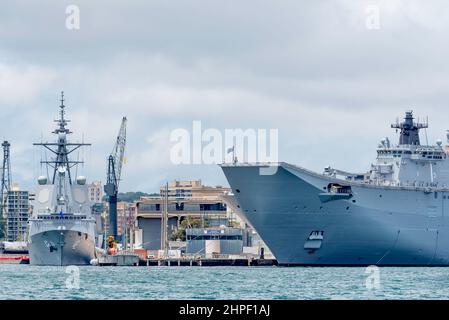 Die Royal Australian Navy landete mit einem Hubschrauber auf dem Dock von HMAS Adelaide (L01) und dem Gelendezerstörer der Hobart Class, HMAS Sydney (41) auf Garden Island Stockfoto