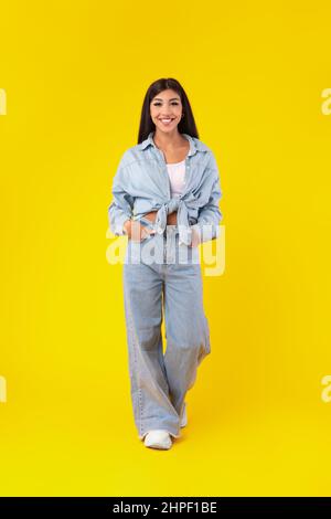 Porträt einer glücklichen jungen Frau, die im Studio posiert Stockfoto