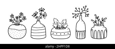 Set aus niedlichen Blumen und Zweigen in Keramikvasen und Töpfen isoliert auf weißem Hintergrund. Vektor-handgezeichnete Illustration im Doodle-Stil. Stock Vektor