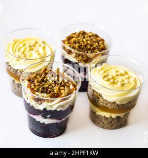 Zarte süße Desserts aus Biskuitteig und Pudding. Köstliche Desserts in transparenten Gläsern der britischen Küche. Nahaufnahme. Speicherplatz kopieren. Selektiv Stockfoto