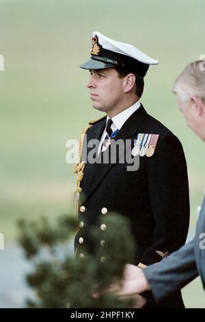 Prinz Andrew 1991. Juli 23rd Treffen mit Herrn & Frau Mubarak am Flughafen Heathrow Stockfoto