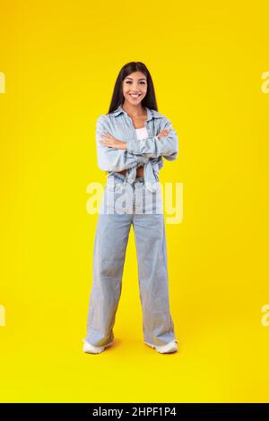 Porträt einer glücklichen jungen Frau, die im Studio posiert Stockfoto