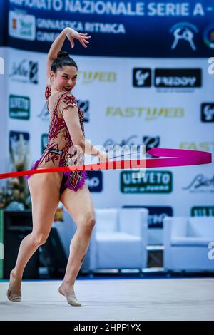 Cuneo, Italien. 19th. Februar 2022. Baldassarri Milena von Ginnastica Fabriano während der rhythmischen Gymnastik FGI Serie A 2022 in Pala UBI Banca, Cuneo, Italien am 20. Februar 2022 Quelle: Independent Photo Agency/Alamy Live News Stockfoto