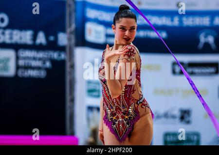 Cuneo, Italien. 19th. Februar 2022. Baldassarri Milena von Ginnastica Fabriano während der rhythmischen Gymnastik FGI Serie A 2022 in Pala UBI Banca, Cuneo, Italien am 20. Februar 2022 Quelle: Independent Photo Agency/Alamy Live News Stockfoto