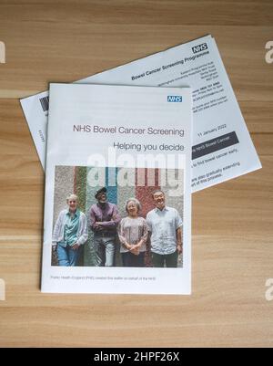 NHS-Programm zur Darmkrebsvorsorge – Informationsbroschüre zur Entscheidungshilfe sowie ein Schreiben zur Teilnahme Stockfoto