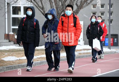 Peking, China. 21st. Februar 2022. Studenten gehen auf dem Campus der an die chinesische Agraruniversität angeschlossenen High School in Peking, der Hauptstadt Chinas, 21. Februar 2022. Grund- und Sekundarschulen in Peking haben am Montag das neue Semester begonnen. Quelle: Ren Chao/Xinhua/Alamy Live News Stockfoto