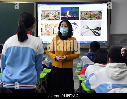 Peking, China. 21st. Februar 2022. Die Schüler besuchen eine Klasse in der an die chinesische Landwirtschaftliche Universität angeschlossenen High School in Peking, der Hauptstadt Chinas, am 21. Februar 2022. Grund- und Sekundarschulen in Peking haben am Montag das neue Semester begonnen. Quelle: Ren Chao/Xinhua/Alamy Live News Stockfoto