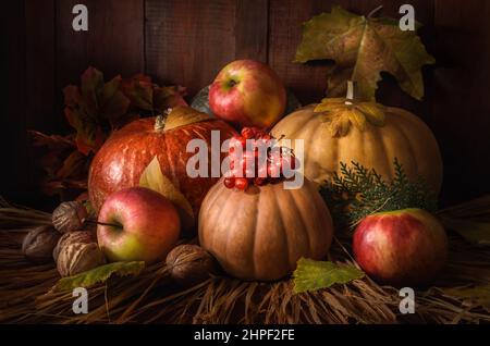 Kürbis und Früchte auf dunklem Holzhintergrund Stockfoto