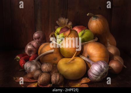 Obst und Gemüse auf dunklem Holzhintergrund im rustikalen Stil Stockfoto