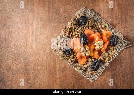 Nüsse und andere Früchte auf einem hölzernen Hintergrund Stockfoto