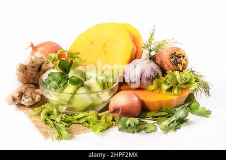 Kürbis und Zutaten für die Kürbissuppe mit Sellerie und Ingwer auf hellem Hintergrund Stockfoto