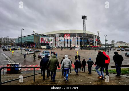 Rotterdam, Niederlande. 20. Februar 2022, Rotterdam - Fans auf dem Weg zum Stadion de Kuip vor dem Spiel zwischen Feyenoord gegen Cambuur Leeuwarden in de Kuip am 20. Februar 2022 in Rotterdam, Niederlande. (Box zu Box Pictures/Tom Bode) Stockfoto