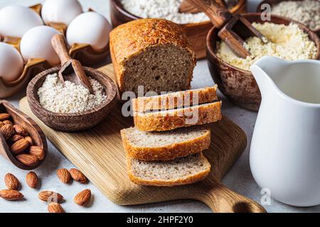 Kochen von Keto-Brot. Verschiedene Arten von Nussmehl - Mandel, Haselnuss, Cashew und Backzutaten, dunkler Hintergrund. Glutenfreies Konzept. Stockfoto