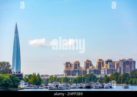 St. Petersburg, Blick von der zweiten Elaginsky-Brücke am rechten Ufer der Newa Stockfoto