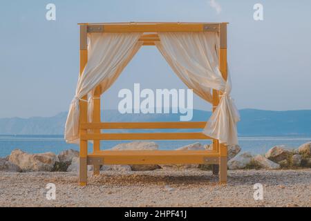 Strand Pergola am Meer im Sommer Morgen, Sommer Urlaubskonzept Stockfoto