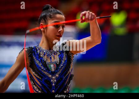 Cuneo, Italien. 19th. Februar 2022. Die Raffaeli Sofia von Ginnastica Fabriano während der rhythmischen Gymnastik FGI Serie A 2022 in der Pala UBI Banca, Cuneo, Italien am 20. Februar 2022 Quelle: Independent Photo Agency/Alamy Live News Stockfoto