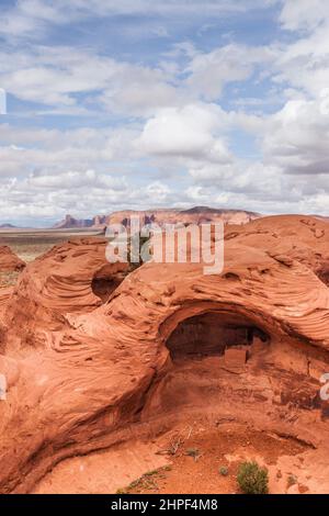 Die Square House Ruine ist eine kleine 1000 Jahre alte Ancestral Puebloan Klippe, die in einer Nische im Mystery Valley im Monument Valley Navajo Tribal P wohnt Stockfoto