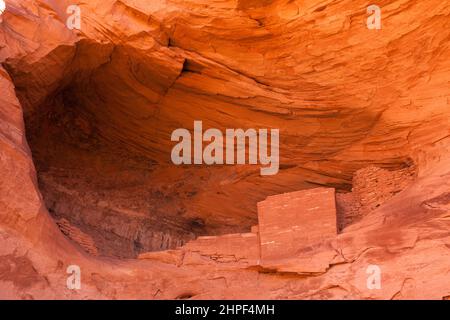 Die Square House Ruine ist eine kleine 1000 Jahre alte Ancestral Puebloan Klippe, die in einer Nische im Mystery Valley im Monument Valley Navajo Tribal P wohnt Stockfoto