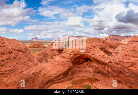 Die Square House Ruine ist eine kleine 1000 Jahre alte Ancestral Puebloan Klippe, die in einer Nische im Mystery Valley im Monument Valley Navajo Tribal P wohnt Stockfoto