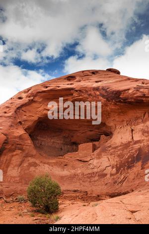 Die Square House Ruine ist eine kleine 1000 Jahre alte Ancestral Puebloan Klippe, die in einer Nische im Mystery Valley im Monument Valley Navajo Tribal P wohnt Stockfoto