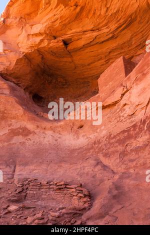 Die Square House Ruine ist eine kleine 1000 Jahre alte Ancestral Puebloan Klippe, die in einer Nische im Mystery Valley im Monument Valley Navajo Tribal P wohnt Stockfoto