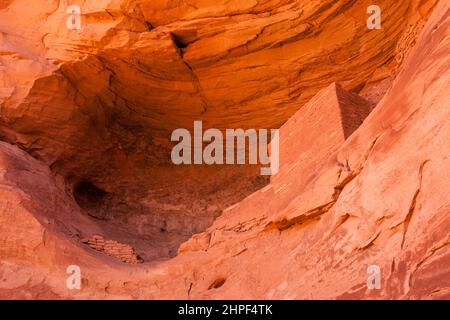 Die Square House Ruine ist eine kleine 1000 Jahre alte Ancestral Puebloan Klippe, die in einer Nische im Mystery Valley im Monument Valley Navajo Tribal P wohnt Stockfoto