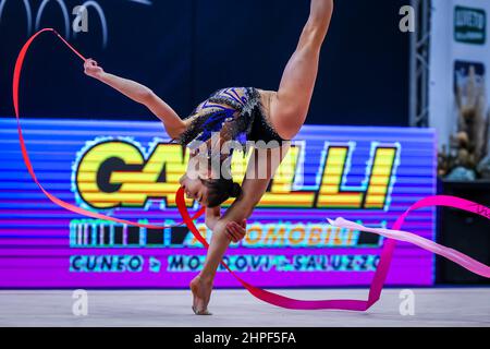 Cuneo, Italien. 19th. Februar 2022. Die Raffaeli Sofia von Ginnastica Fabriano während der rhythmischen Gymnastik FGI Serie A 2022 in der Pala UBI Banca, Cuneo, Italien am 20. Februar 2022 Quelle: Independent Photo Agency/Alamy Live News Stockfoto