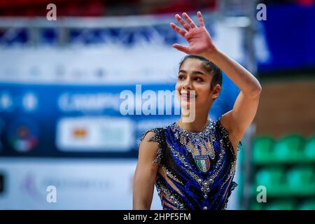 Cuneo, Italien. 19th. Februar 2022. Die Raffaeli Sofia von Ginnastica Fabriano während der rhythmischen Gymnastik FGI Serie A 2022 in der Pala UBI Banca, Cuneo, Italien am 20. Februar 2022 Quelle: Independent Photo Agency/Alamy Live News Stockfoto