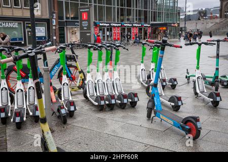 Parkplatz für Elektroroller vor dem Hauptbahnhof, Köln, Deutschland. Parkflaeche für Elektroscooter vor dem Hauptbahnhof, Köln, Deutsch Stockfoto