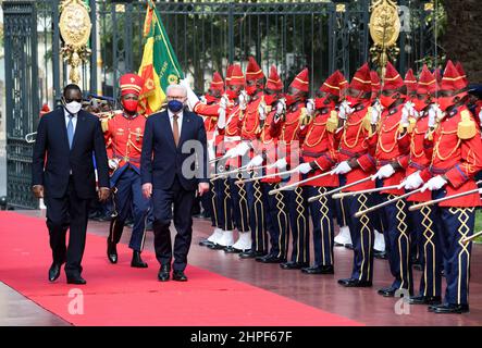 Dakar, Senegal. 21st. Februar 2022. Bundespräsident Frank-Walter Steinmeier (r) wird von dem senegalesischen Präsidenten Macky Sall im Präsidentenpalast mit militärischen Ehren begrüßt. Präsident Steinmeier ist zu einem dreitägigen Besuch in der Westafrikanischen Republik Senegal. Quelle: Bernd von Jutrczenka/dpa/Alamy Live News Stockfoto