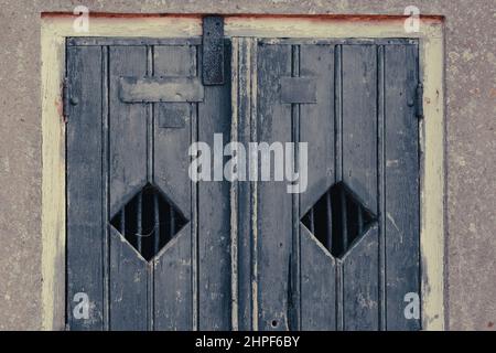 Wand- und Wodoentüren mit Bars von Fortrtess Buitensluis in Numansdorp, Niederlande. Stockfoto