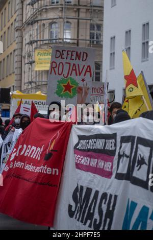 München, Deutschland. 19th. Februar 2022. Teilnehmer mit Transparenten. Am 19. Februar 2022 versammelten sich Tausende von Teilnehmern, um gegen die Münchner Sicherheitskonferenz, gegen Krieg und NATO und für den Frieden zu demonstrieren. In diesem Jahr werden auf der MSC Themen wie der Russland-Ukraine-Konflikt behandelt, ohne dass Russland daran teilnimmt. (Foto: Alexander Pohl/Sipa USA) Quelle: SIPA USA/Alamy Live News Stockfoto