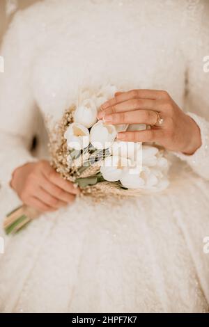 brautblume in der Hand der Braut, fokussiert auf eine Hand und Tulpe Stockfoto
