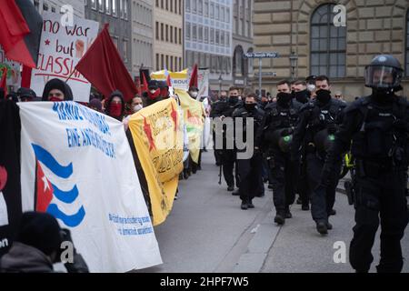 München, Deutschland. 19th. Februar 2022. Polizei am Rande der Demonstration. Am 19. Februar 2022 versammelten sich Tausende von Teilnehmern, um gegen die Münchner Sicherheitskonferenz, gegen Krieg und NATO und für den Frieden zu demonstrieren. In diesem Jahr werden auf der MSC Themen wie der Russland-Ukraine-Konflikt behandelt, ohne dass Russland daran teilnimmt. (Foto: Alexander Pohl/Sipa USA) Quelle: SIPA USA/Alamy Live News Stockfoto