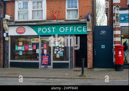 Bagshot, Surrey, Großbritannien. 10th. Februar 2022. Ein Postamt in der Bagshot High Street. Die Royal Mail hat sich bei den Kunden für Verzögerungen bei der Zustellung von Briefen wegen fortlaufender Abwesenheit von Mitarbeitern entschuldigt, da die Mitarbeiter mit Covid-19 oder der Selbstisolierhilfe abwesend sind Stockfoto