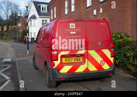 Bagshot, Surrey, Großbritannien. 10th. Februar 2022. Ein Royal Mail Van in der Bagshot High Street. Die Royal Mail hat sich bei den Kunden für Verzögerungen bei der Zustellung von Briefen wegen fortlaufender Abwesenheit von Mitarbeitern entschuldigt, da die Mitarbeiter mit Covid-19 oder der Selbstisolierhilfe abwesend sind. Quelle: Maureen McLean/Alamy Stockfoto