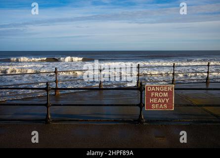 Schild „Gefahr durch schwere See“ am North Beach in Scarborough Stockfoto