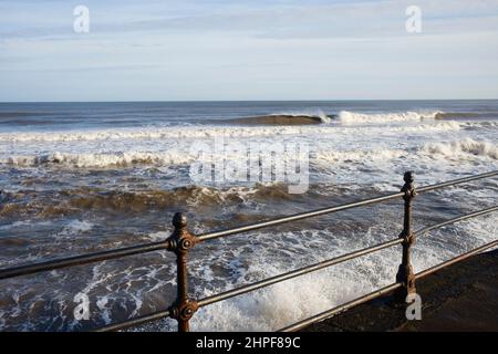 Starke Brandung auf freiliegenden Geländern in North Bay, Scarborough Stockfoto