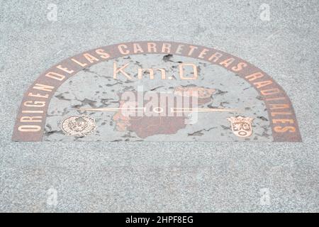 Kilometerstein-Schild an der Puerta del Sol in Madrid, Spanien. Geschrieben 'URSPRUNG VON RADIALSTRASSEN' in spanischer Sprache Stockfoto