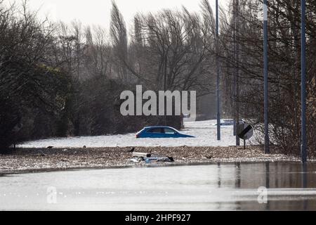 Allerton Bywater, Großbritannien. 21st. Februar 2022. Ein Auto wird auf der Barnsdale Road, Castleford, verlassen, nachdem der Fluss Aire seine Ufer sprengt und die Gegend in Allerton Bywater, Großbritannien am 2/21/2022 überflutet hat. (Foto von James Heaton/News Images/Sipa USA) Quelle: SIPA USA/Alamy Live News Stockfoto