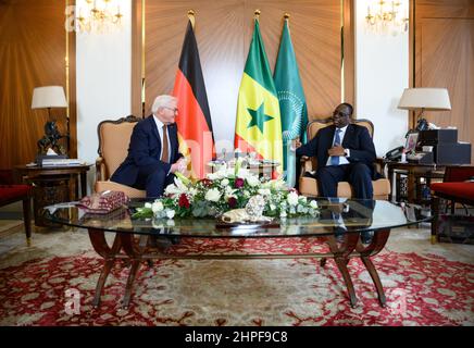 Dakar, Senegal. 21st. Februar 2022. Bundespräsident Frank-Walter Steinmeier (l.) und der senegalesische Präsident Macky Sall treffen sich im Präsidentenpalast zu Gesprächen. Präsident Steinmeier ist zu einem dreitägigen Besuch in der Westafrikanischen Republik Senegal. Quelle: Bernd von Jutrczenka/dpa/Alamy Live News Stockfoto